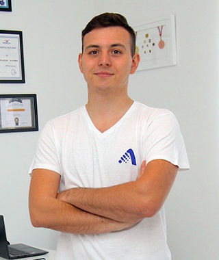 Fitrehabhr - O nama, Dejan Gvoić